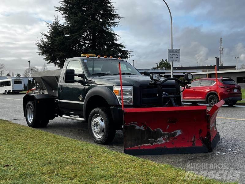 Ford F-550 刮雪板和犁