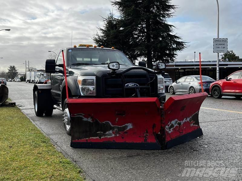 Ford F-550 刮雪板和犁