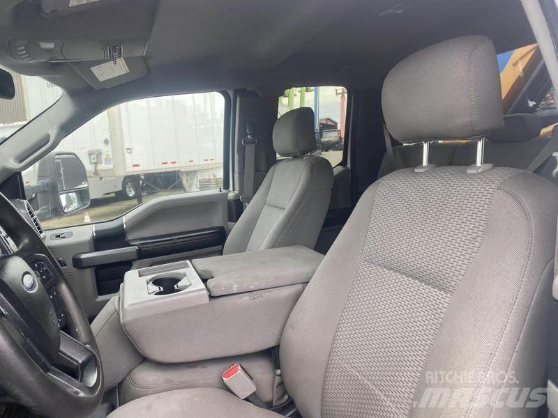 Ford F-550 起重機卡車