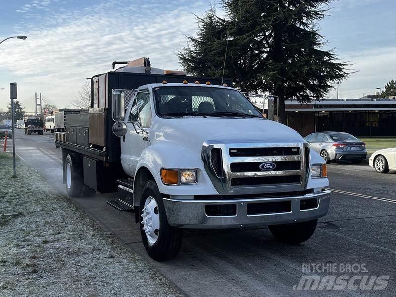 Ford F-750 平板式/側卸式卡車