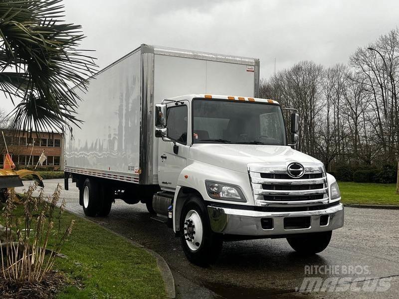 Hino 338 廂式貨物運輸車