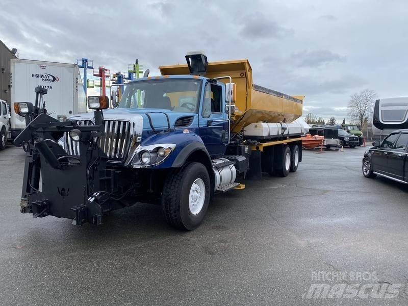 International 7400 刮雪板和犁
