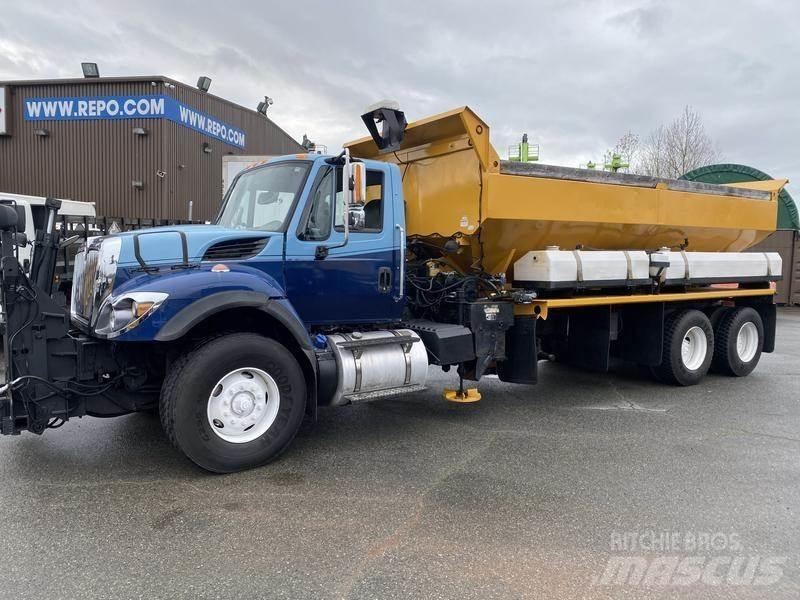 International 7400 刮雪板和犁