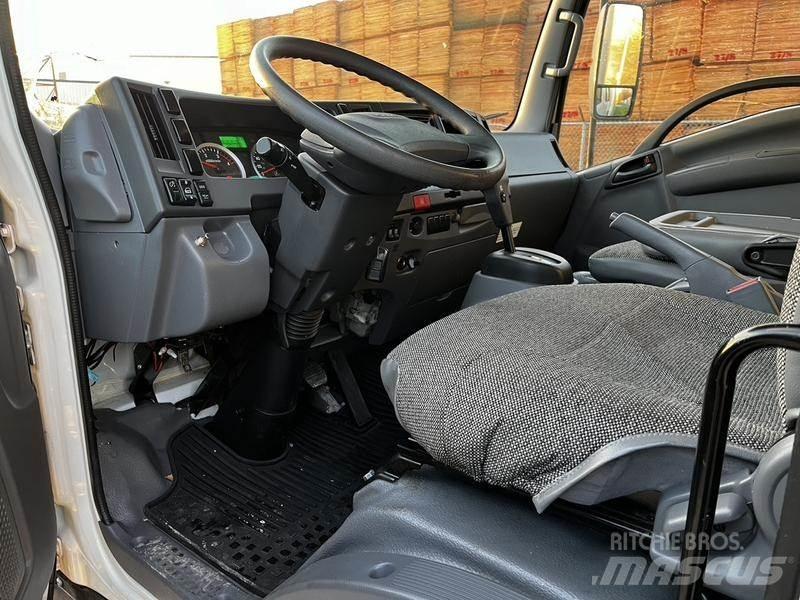 Isuzu NPR 廂式貨物運輸車
