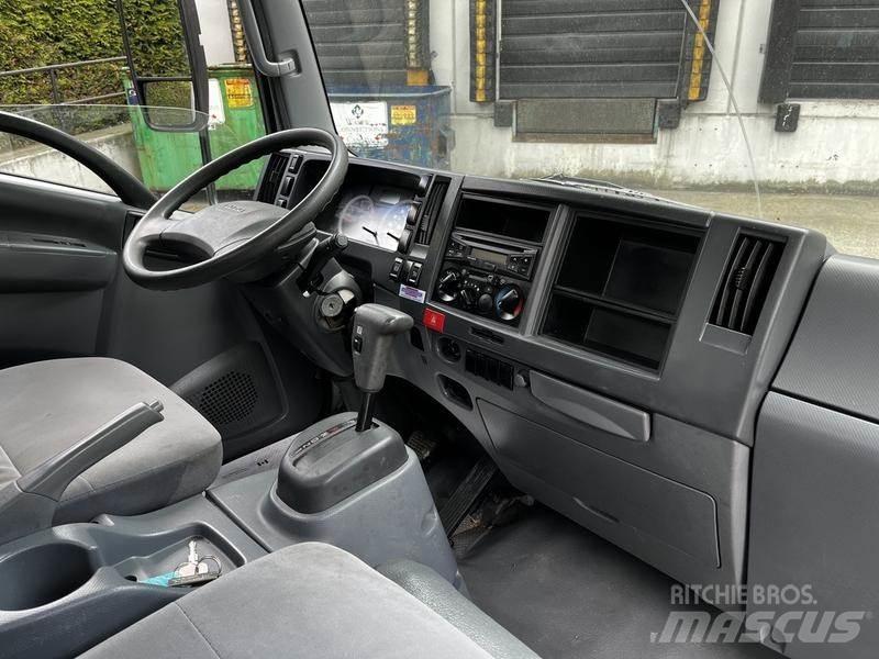 Isuzu NPR 廂式貨物運輸車