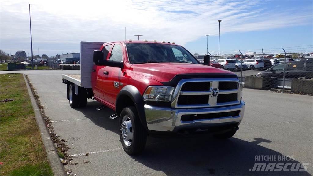 RAM 5500 平板式/側卸式卡車