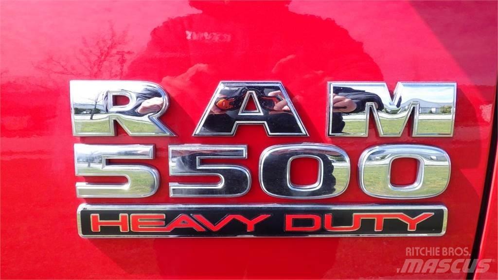 RAM 5500 平板式/側卸式卡車