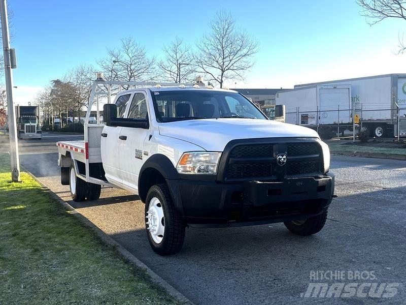 RAM 5500 平板式/側卸式卡車