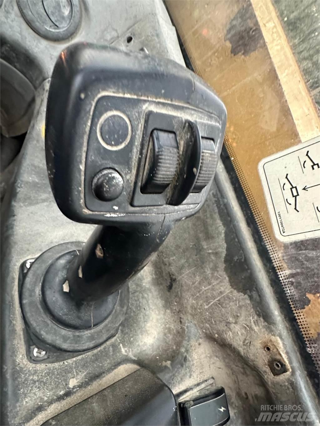 CAT TH414 伸縮臂操作車