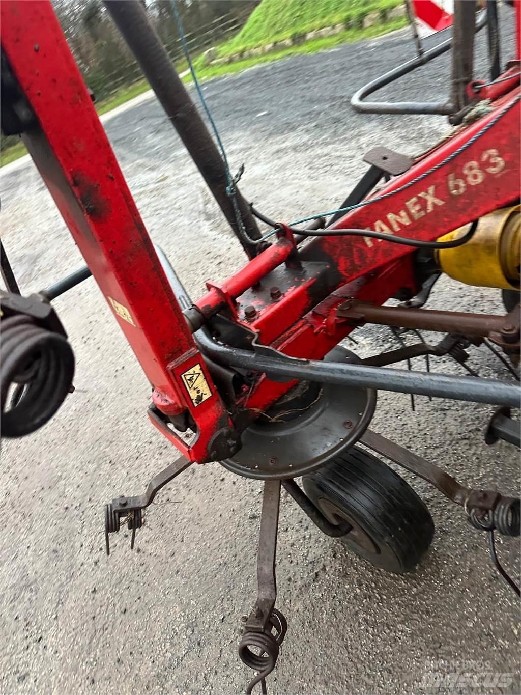 Vicon 683 耙與翻草機