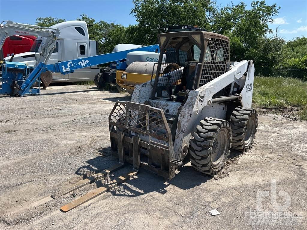 Bobcat S220 滑移轉向裝載機