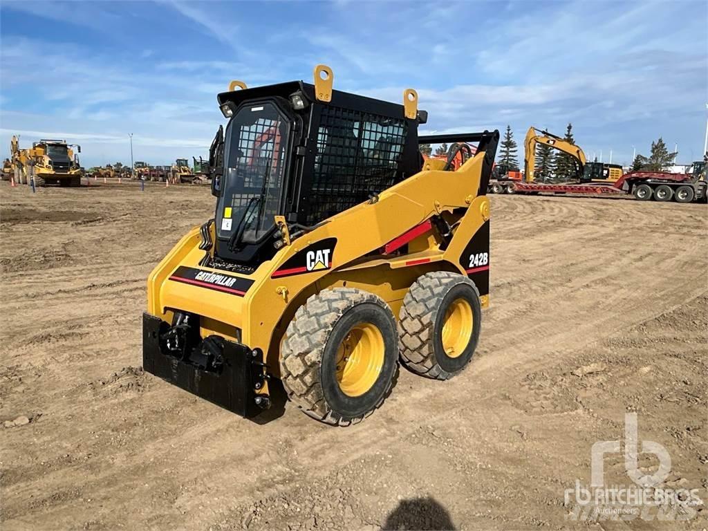 CAT 242B3 滑移轉向裝載機