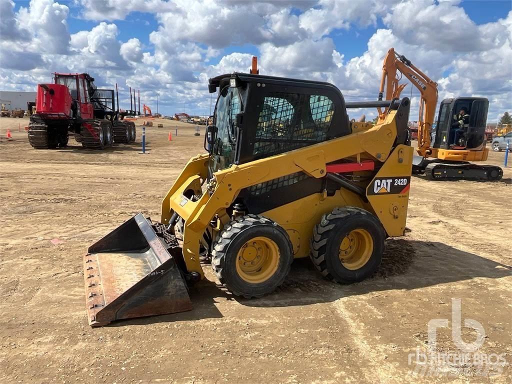 CAT 242D 滑移轉向裝載機