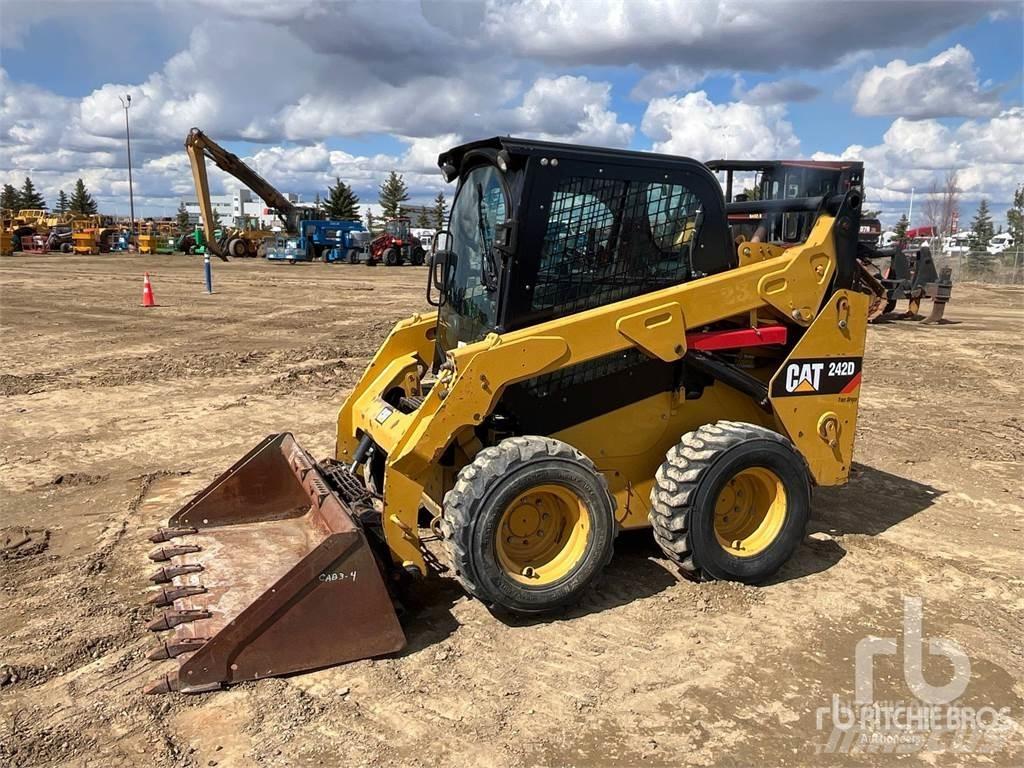 CAT 242D 滑移轉向裝載機