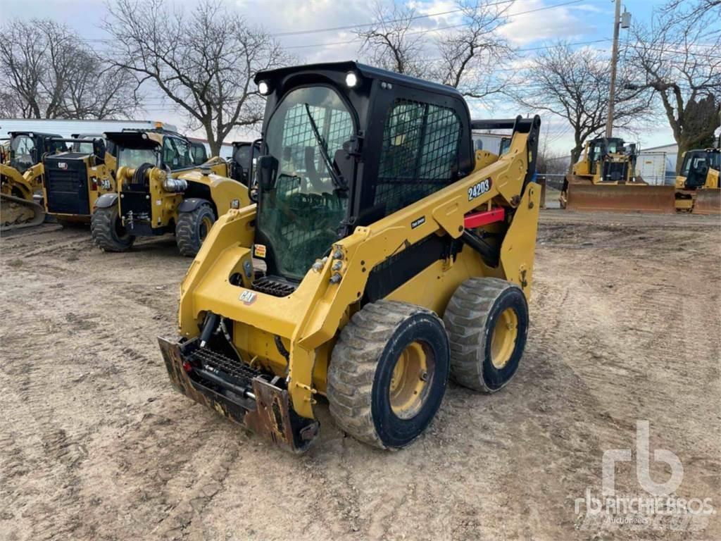 CAT 242D3 滑移轉向裝載機