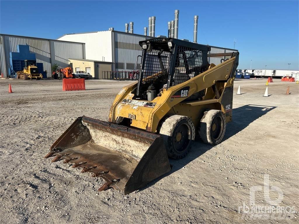 CAT 252 滑移轉向裝載機