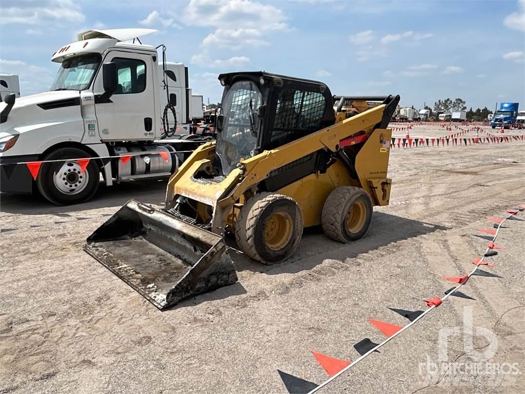 CAT 272D2 滑移轉向裝載機