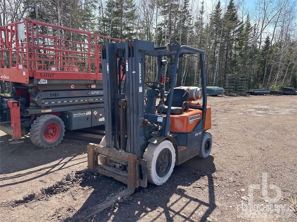 Doosan G25E-3 柴油卡車
