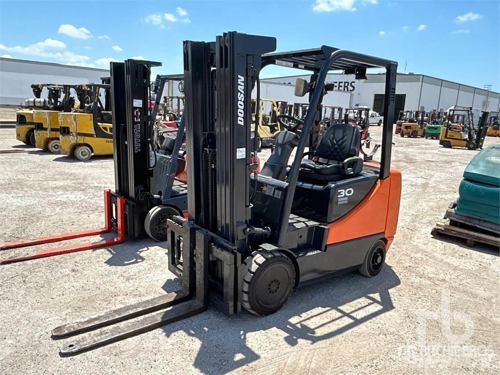 Doosan GC30E-5 柴油卡車