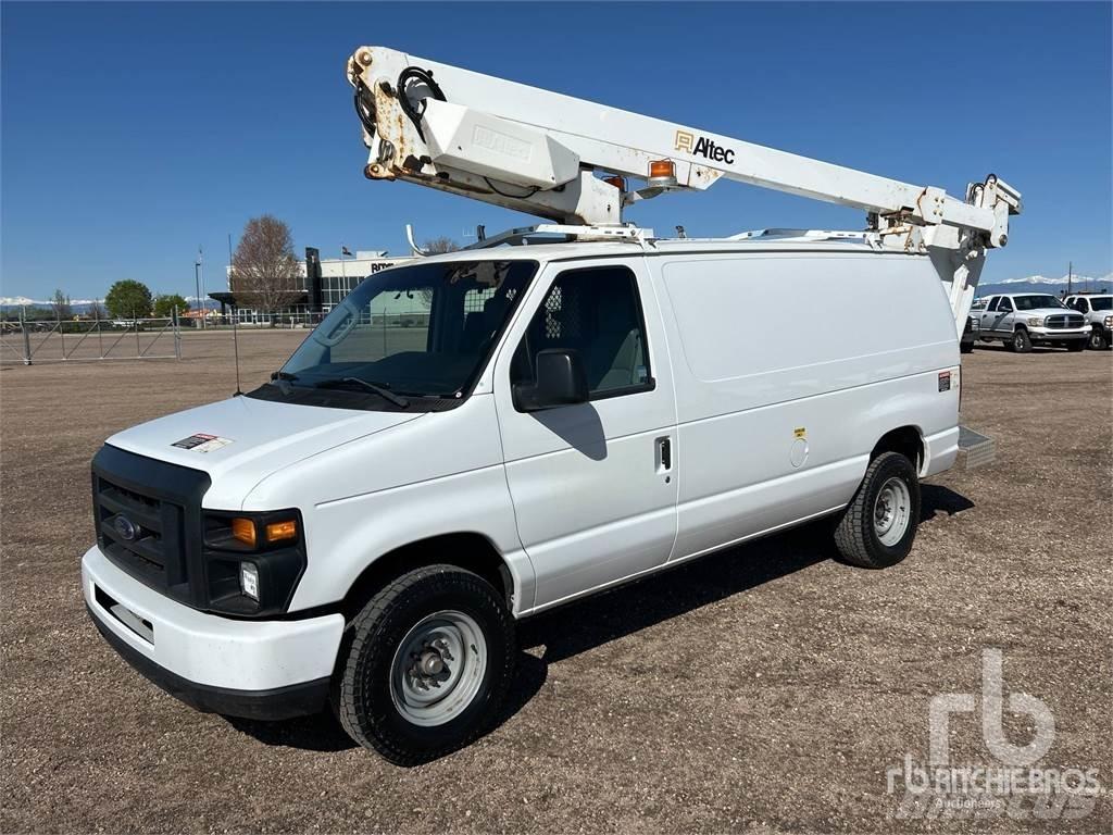 Ford E350 拖車裝載高空作業平台