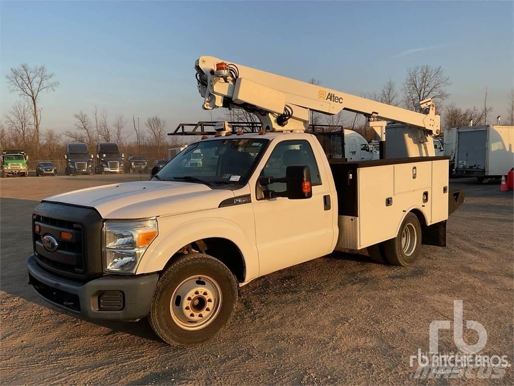 Ford F-350 拖車裝載高空作業平台