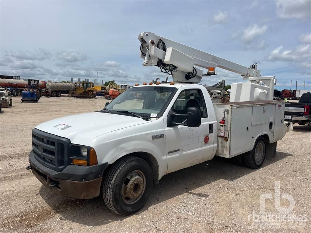 Ford F-350 拖車裝載高空作業平台