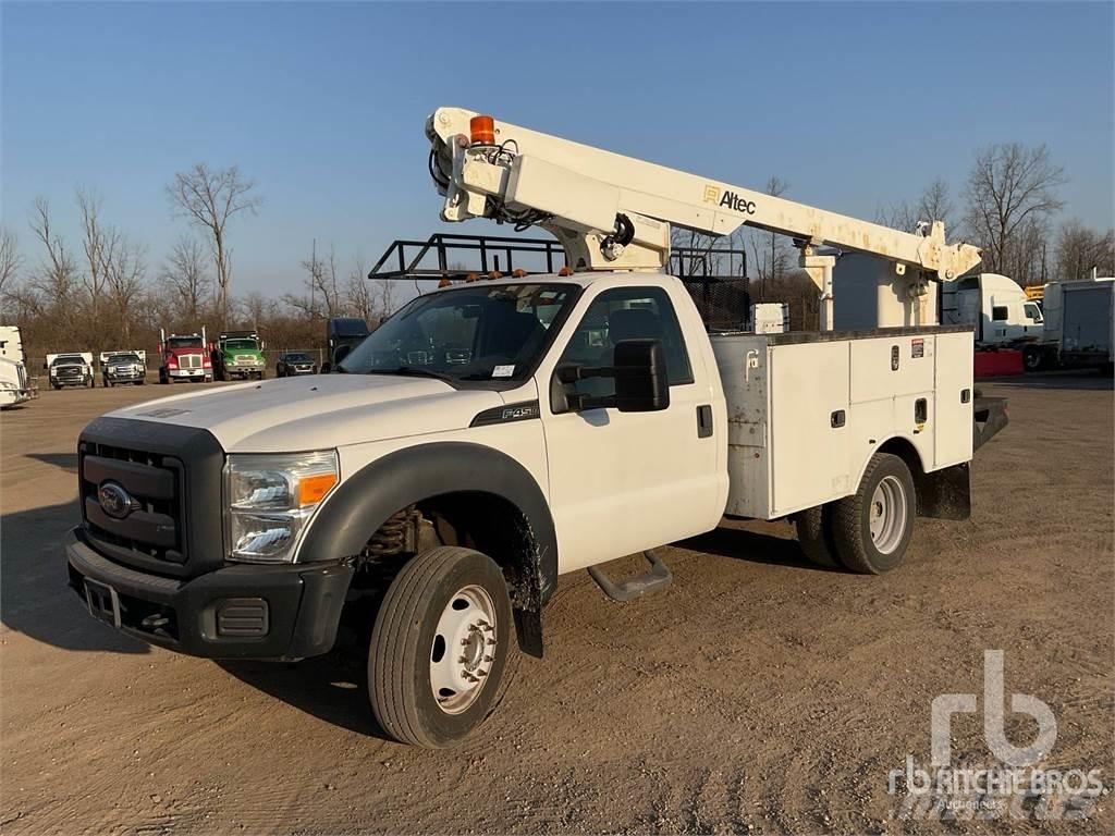 Ford F-450 拖車裝載高空作業平台