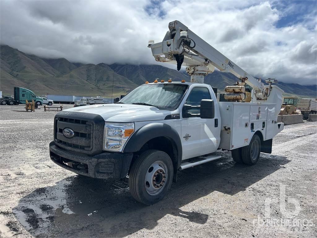 Ford F-450 拖車裝載高空作業平台