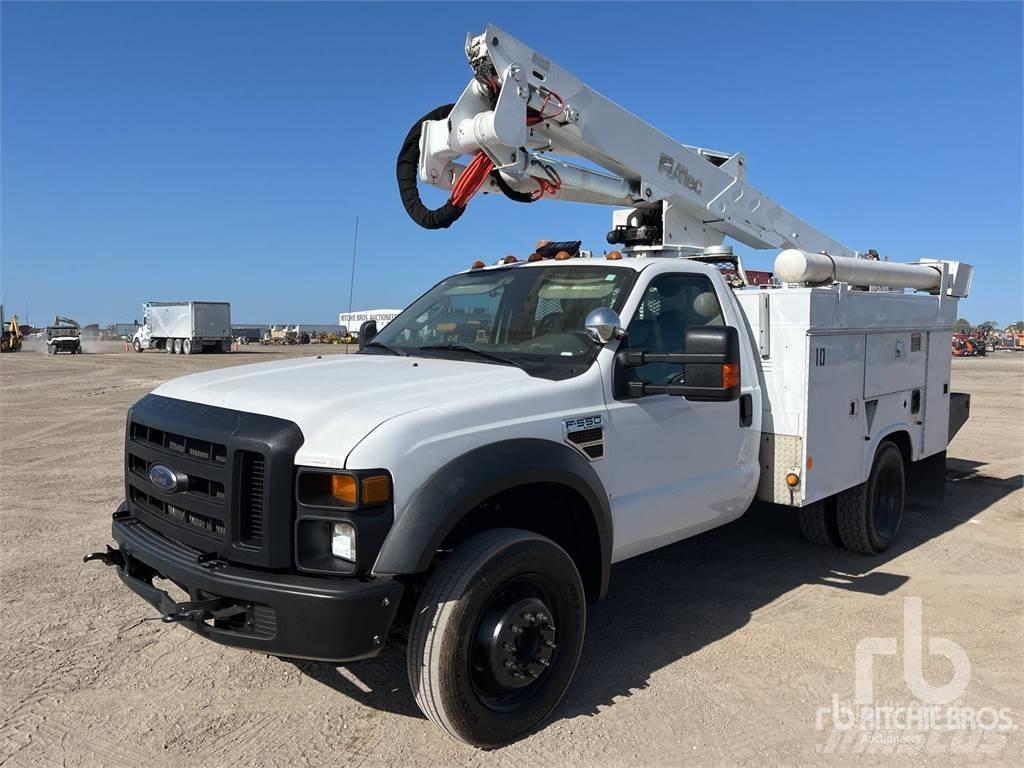 Ford F-550 拖車裝載高空作業平台