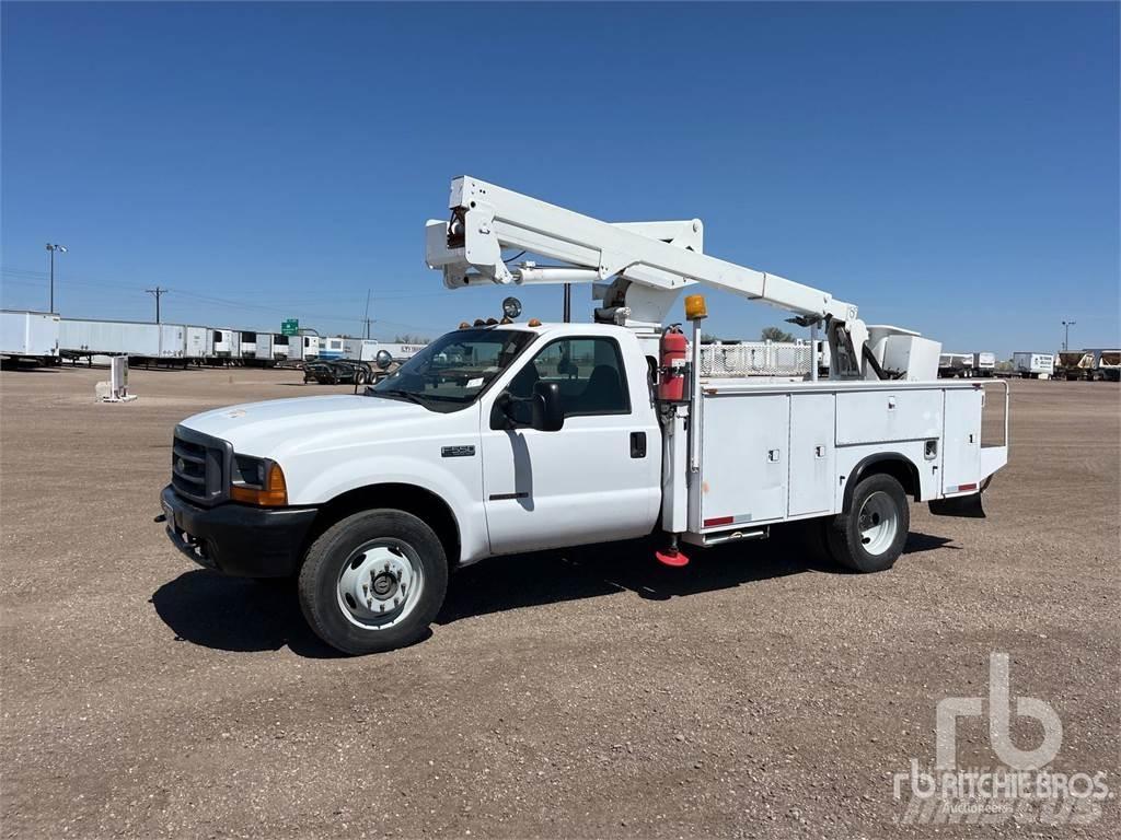 Ford F-550 拖車裝載高空作業平台