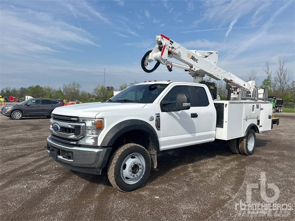 Ford F-550 拖車裝載高空作業平台