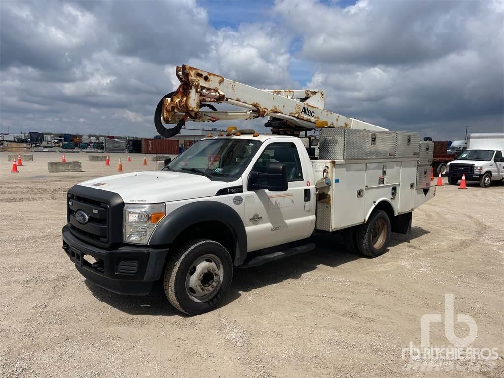 Ford F-550 拖車裝載高空作業平台