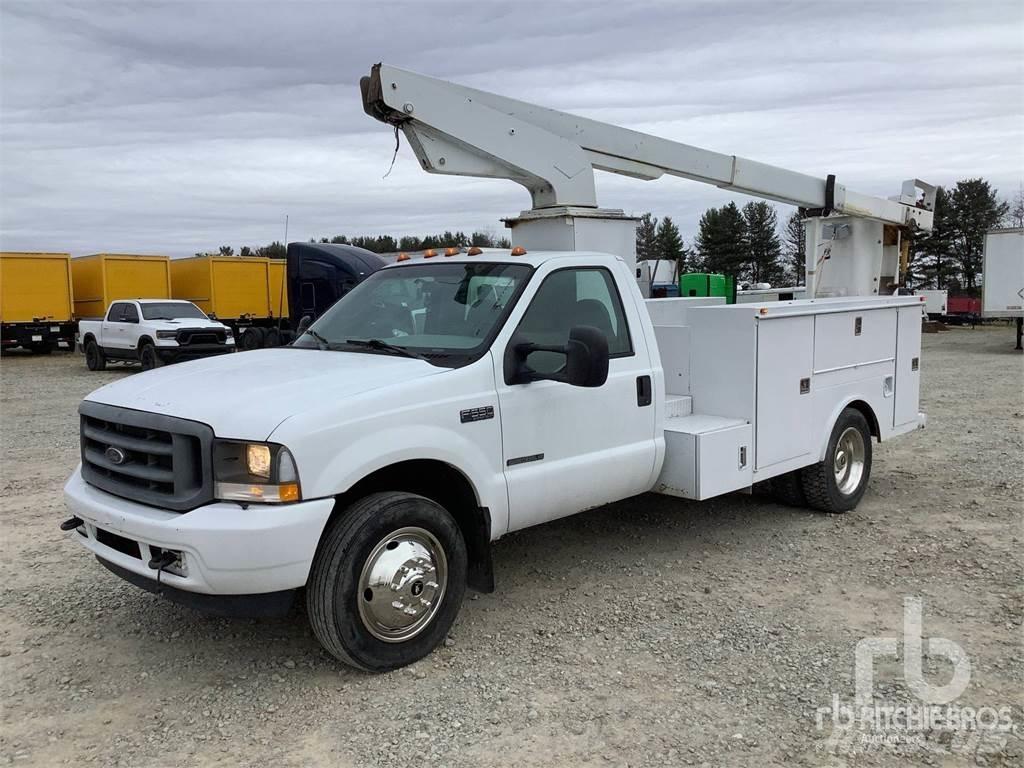 Ford F-550 拖車裝載高空作業平台