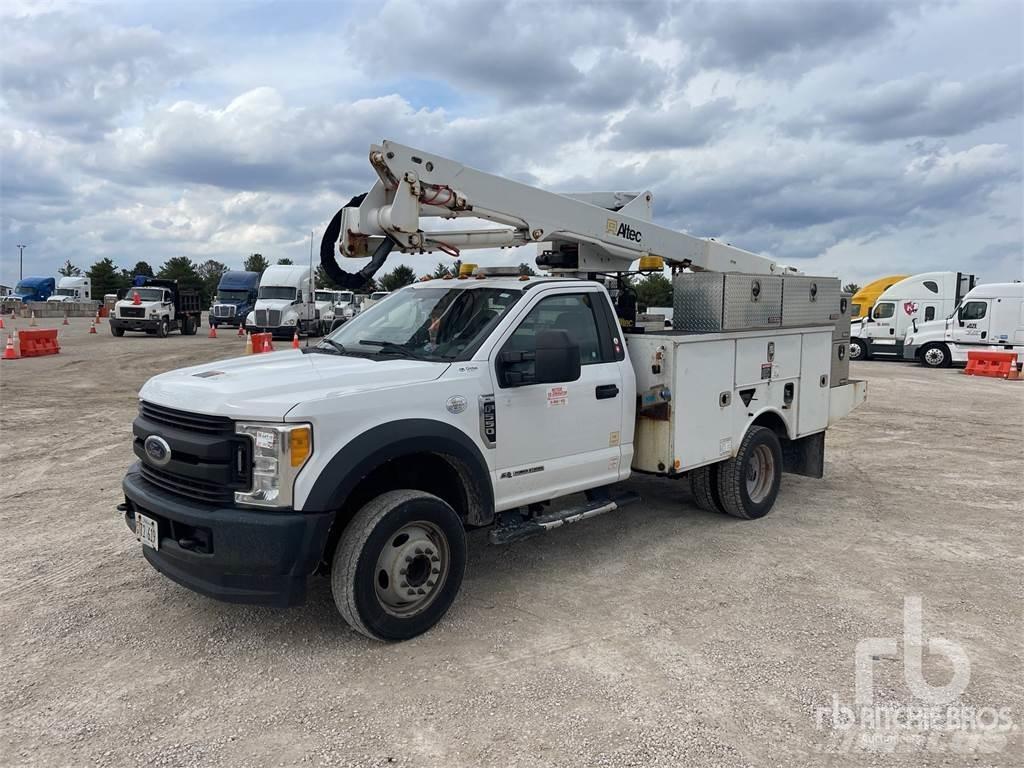 Ford F-550 拖車裝載高空作業平台