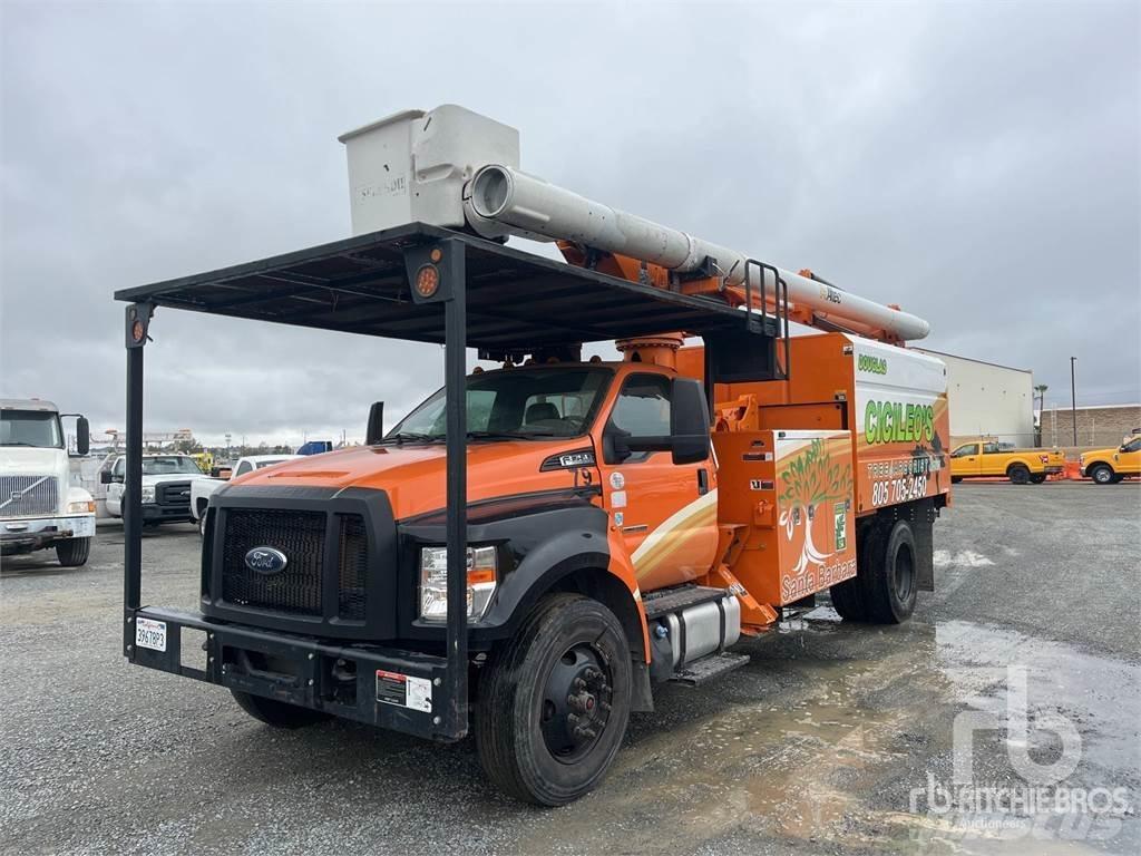 Ford F-750 拖車裝載高空作業平台
