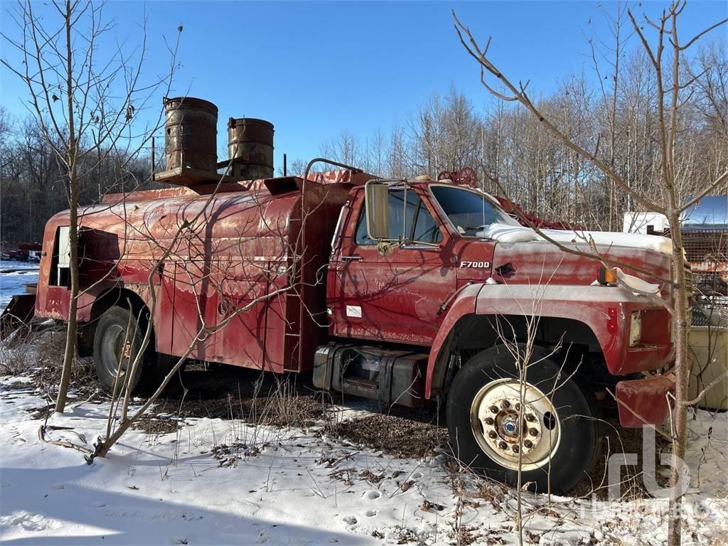 Ford F7000 運油車