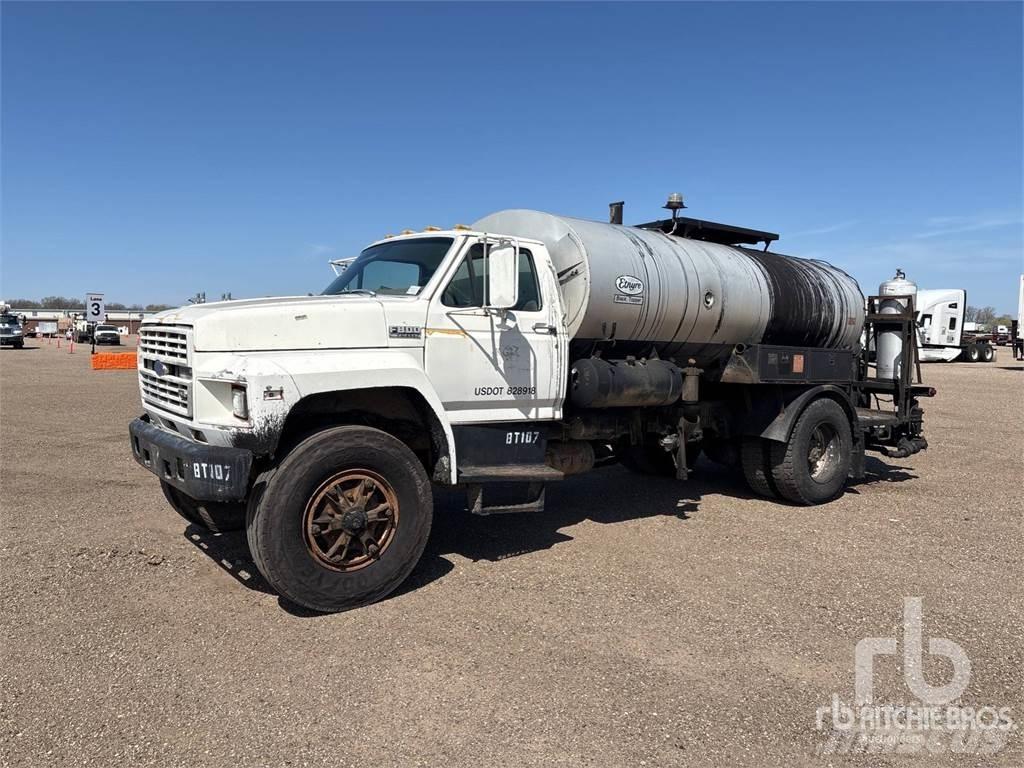 Ford F800 瀝青噴灑器
