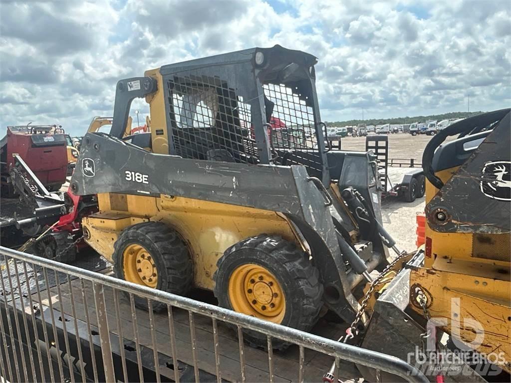 John Deere 318E 滑移轉向裝載機
