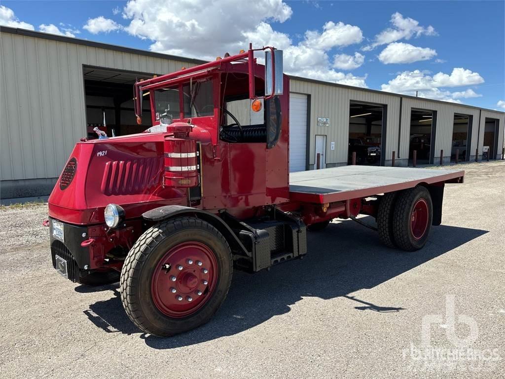 Mack AC 平板式/側卸式卡車