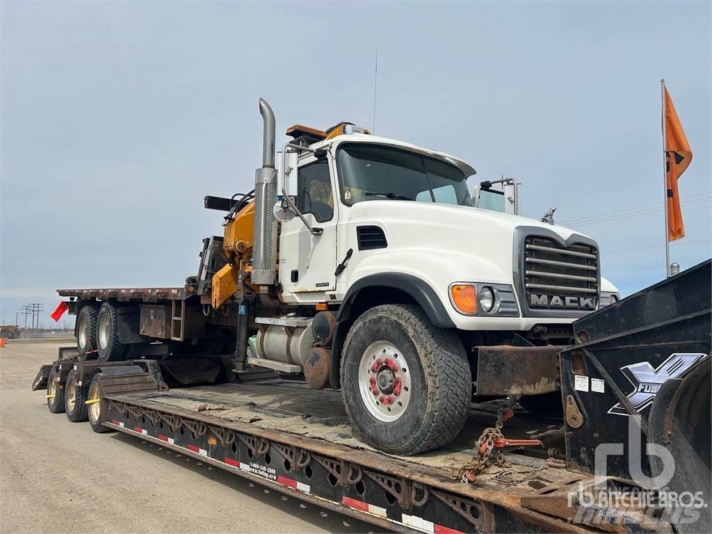 Mack CV713 起重機卡車