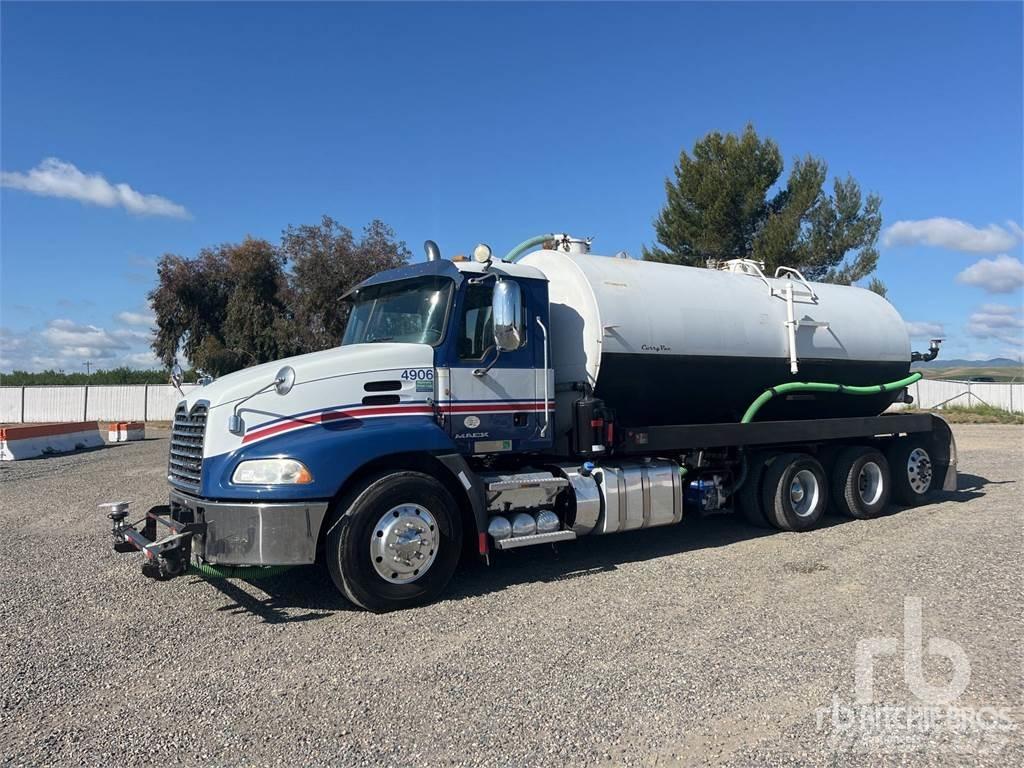 Mack CX613 水車