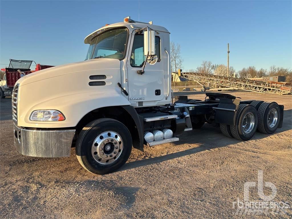 Mack CXU613 曳引機組件