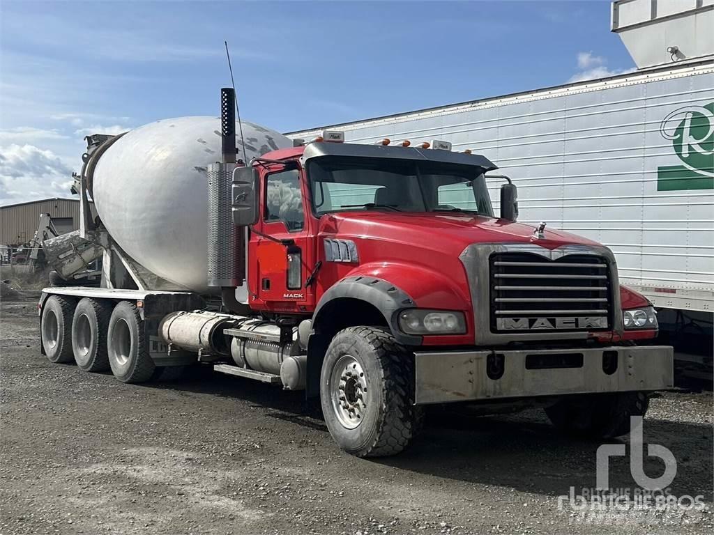 Mack GU713 混凝土車