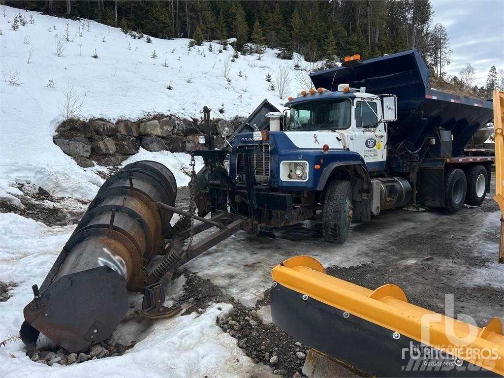 Mack RB688S 刮雪板和犁