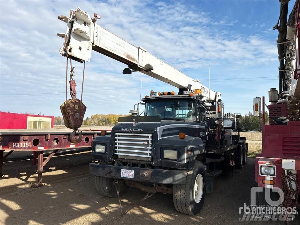 Mack RD688S 起重機卡車