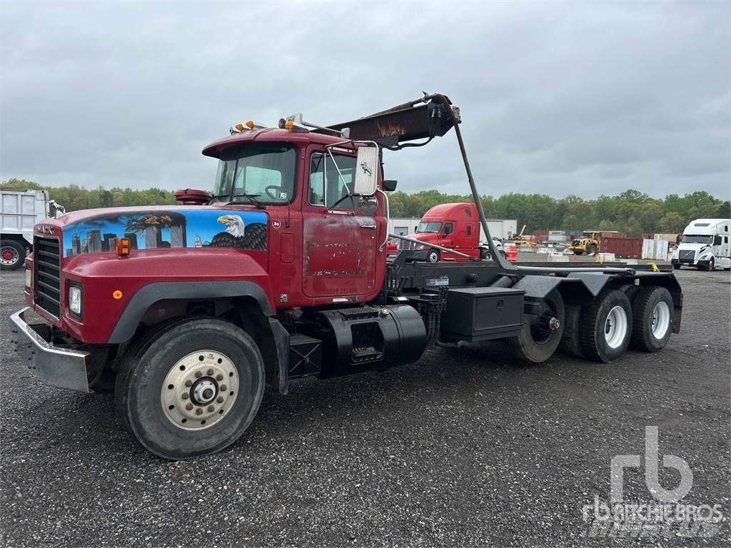Mack RD688S 起重可拆卸式卡車