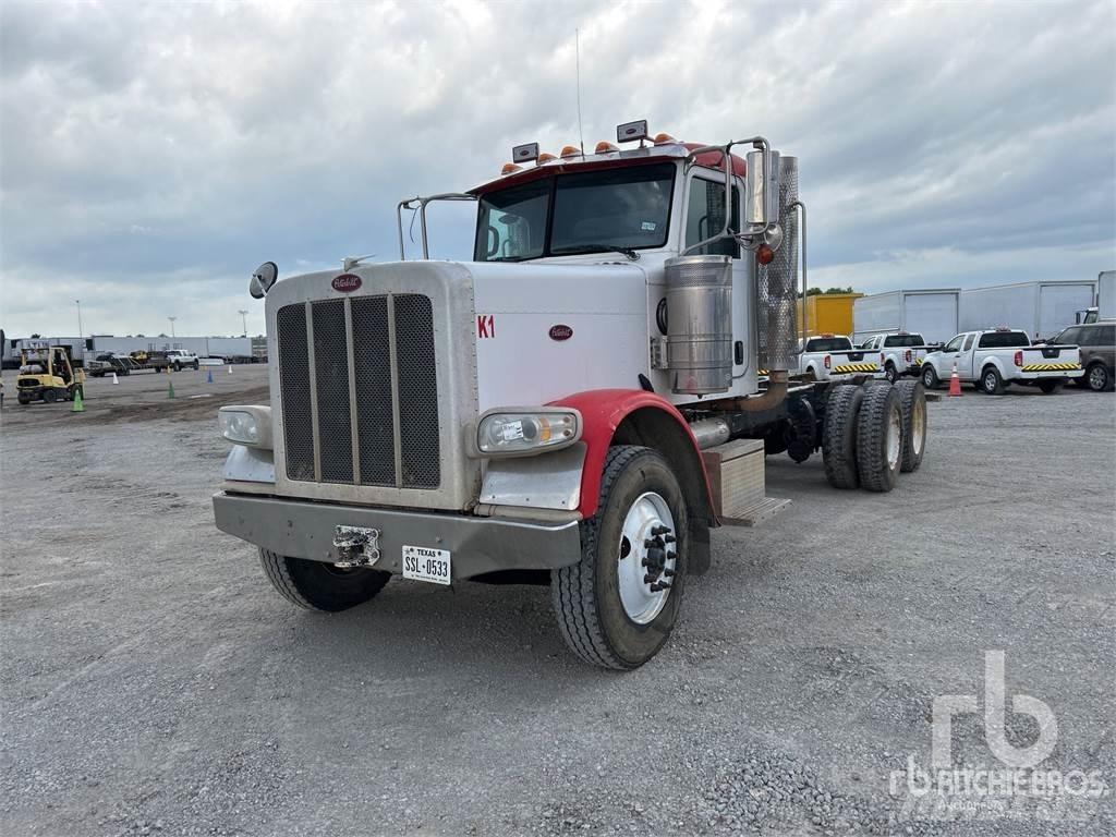 Peterbilt 388 平板 / 絞盤 卡車