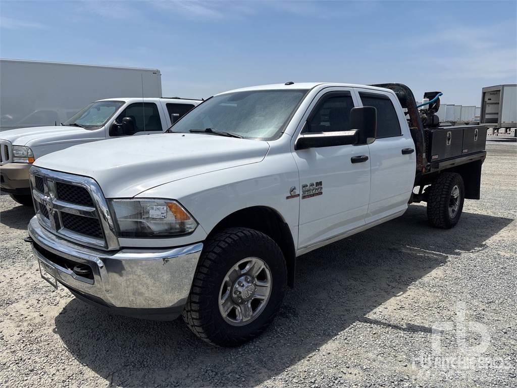 RAM 3500 平板式/側卸式卡車