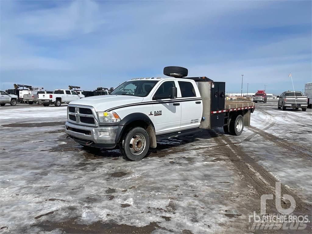 RAM 5500 平板式/側卸式卡車