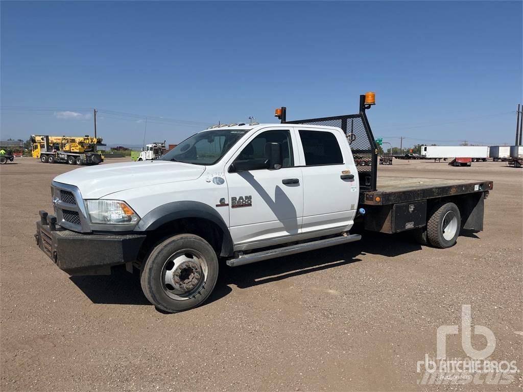 RAM 5500 平板式/側卸式卡車